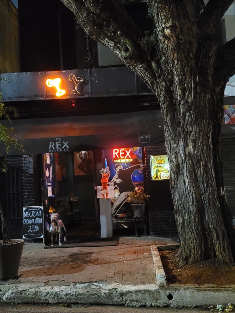 Restaurante Rex boa opção para ir sozinho e encontrar amigos na noite paulistana