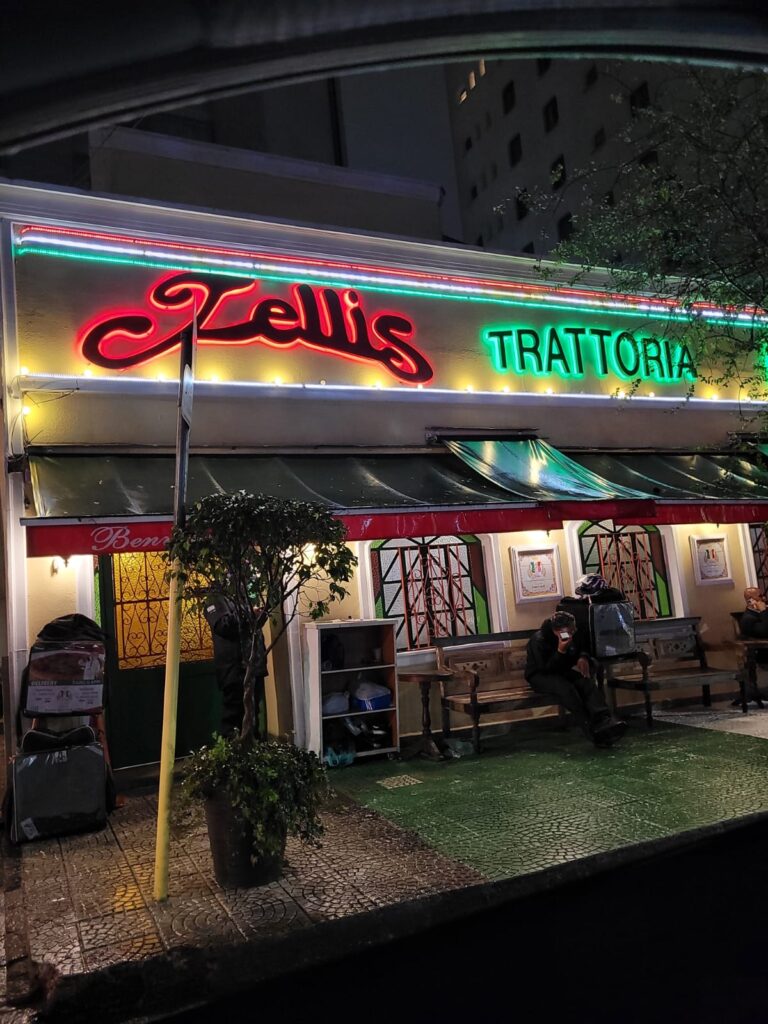 Cantina italiana renomada e espaçosa, com adega ampla e galeria de caricaturas.